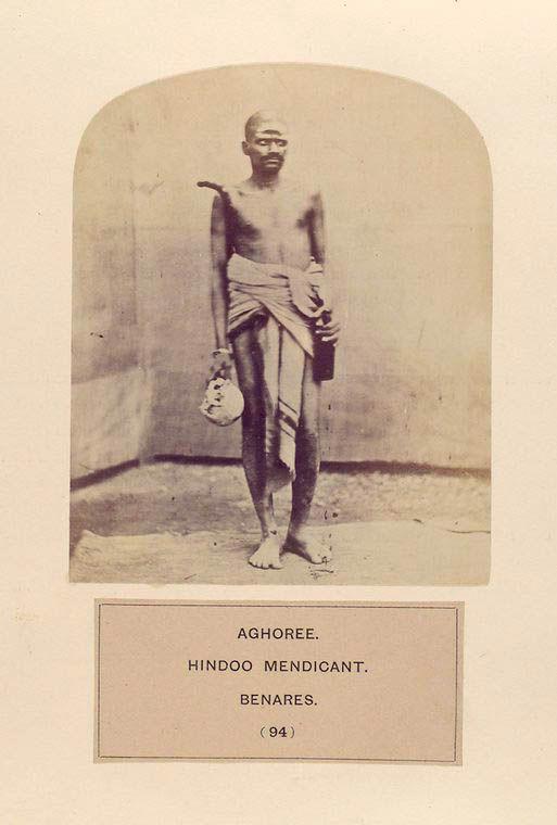 أغوري يحمل جمجة بشرية عام 1875