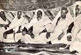 الشيخ محمد السنوسي (في الوسط)